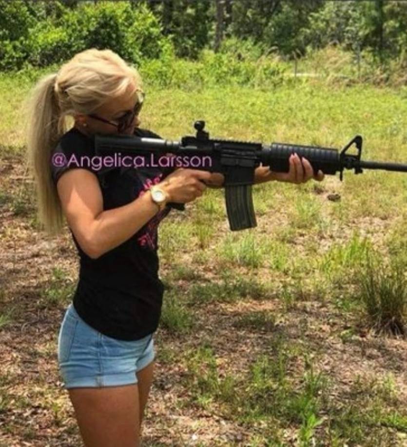 Su delicada imagen contrasta con otro tipo de habilidades, en sus redes sociales muestra el manejo de armas.