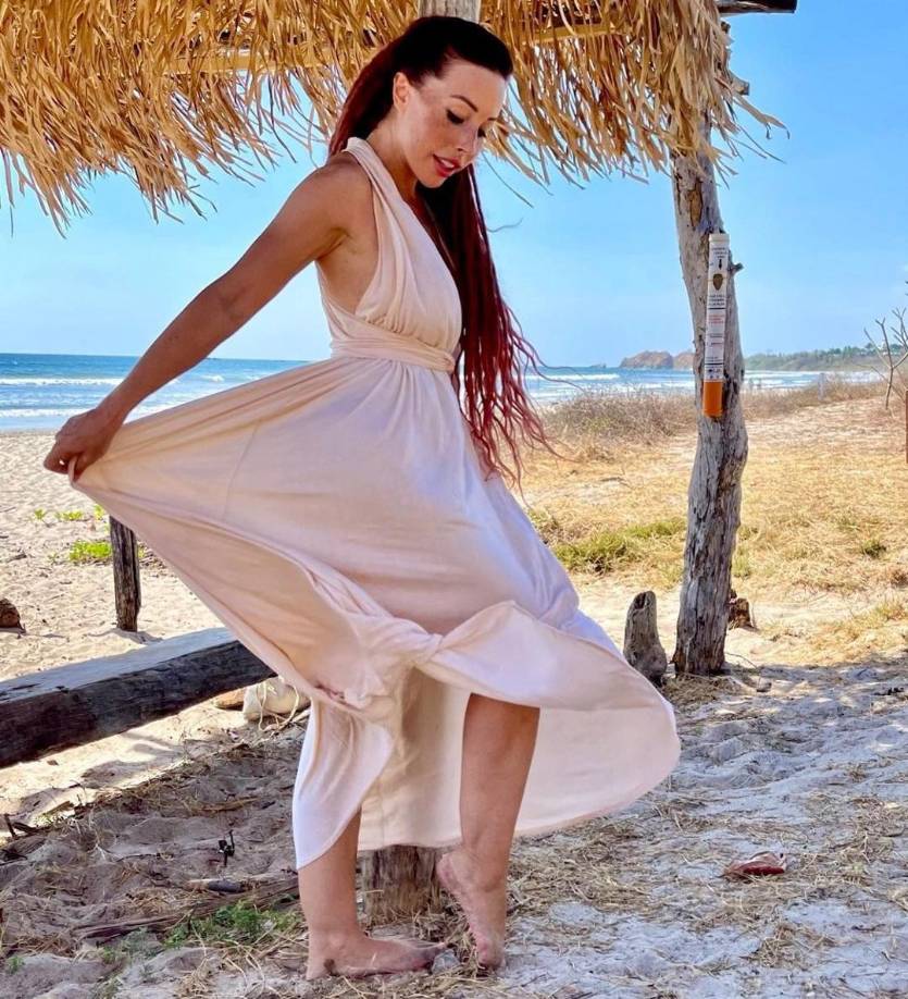 La madre de la influencer, de 62 años, se encarga de tomar las fotos sensuales de su hija, mientras que su hermano administra las redes sociales y se comunica con los fans y seguidores. 