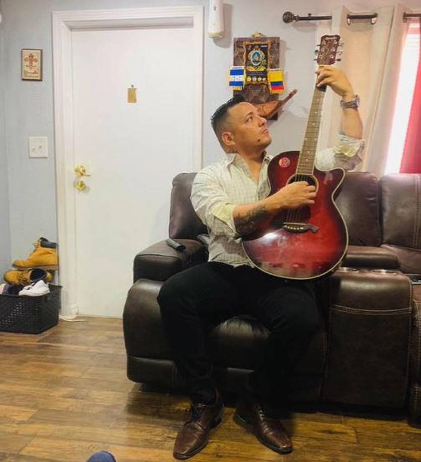 10 días después del repudiable acto criminal, familiares de Marvin Bardales han expresado el dolor que les ha dejado su violenta muerte y han solicitado ayuda para poder repatriar su cuerpo hacia su natal Puerto Cortés, en donde su querida madre ha quedado completamente desolada con la noticia de la muerte de su único hijo.