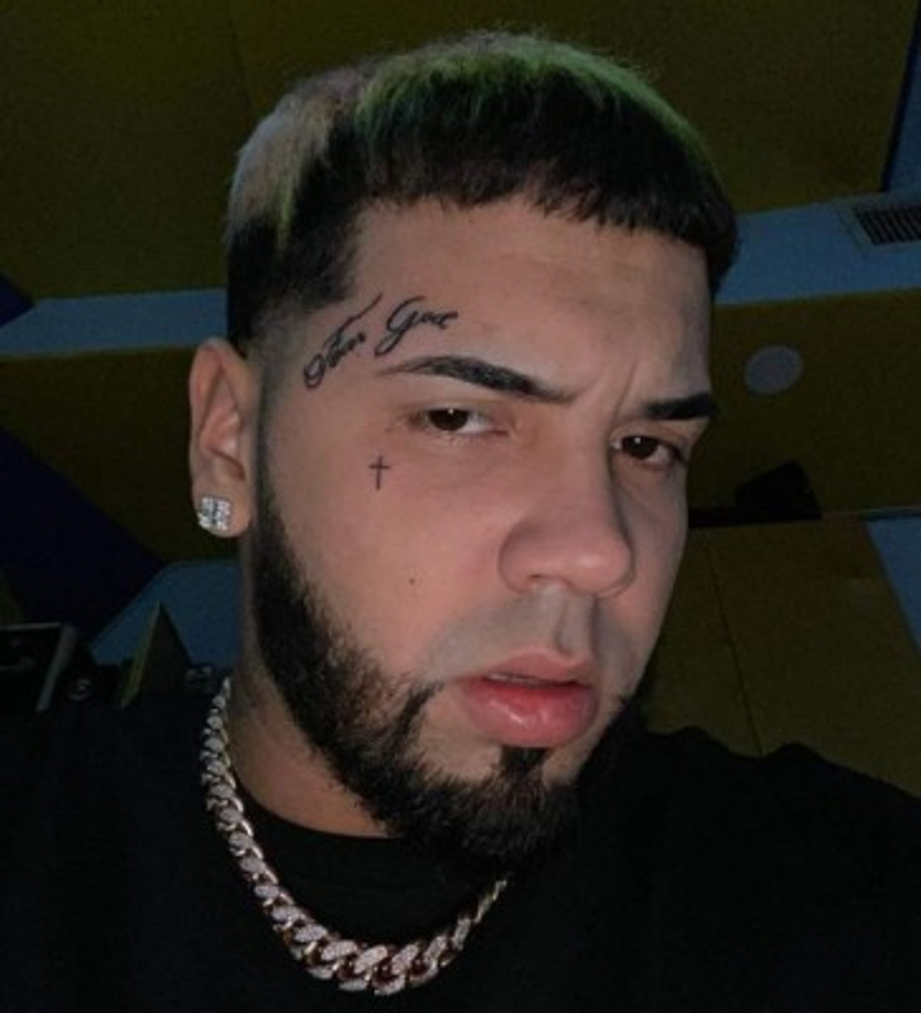 'Mera y to pa la cara, de una', comentó el artista urbano boricua Justin Quiles a la foto publicada el miércoles, mientras que la veterana intérprete reguetonera Ivy Queen agregó 'Wait... a min. Que pasó aquí. Oyeeeeeeee!!'. Este nuevo tatuaje es uno más de los otros que ya el artista boricua se ha marcado en su cuerpo.<br/><br/>