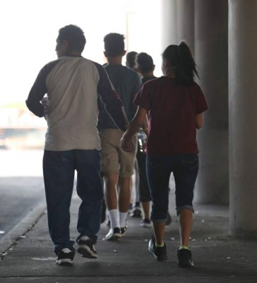 Tomás y Yesenia lograron reunirse, sin embargo otros 900 menores no serán entregados a sus padres luego de que sus casos fueran clasificados como 'no elegibles' tras la deportación de estos sin sus hijos.