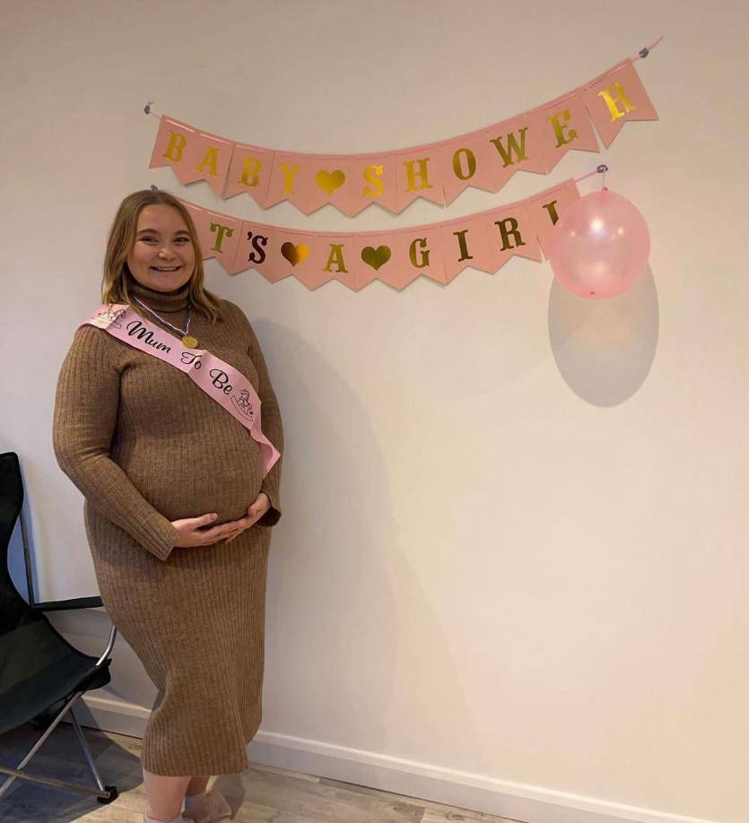 La joven inglesa, compartió en redes sociales la noticia de la llegada de su bebé quien nació desde hace una semana atrás.