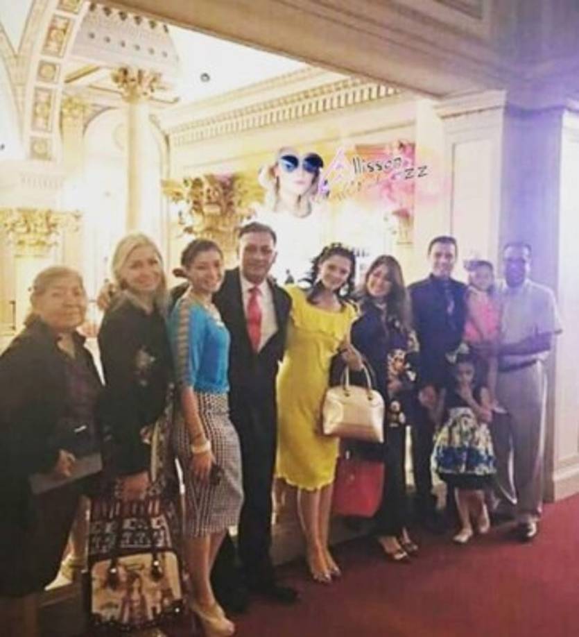 Muchas de las fotos que Lozz comparte son junto a su esposo, hijas, familia y amigos que siguen su misma fe. <br/><br/>