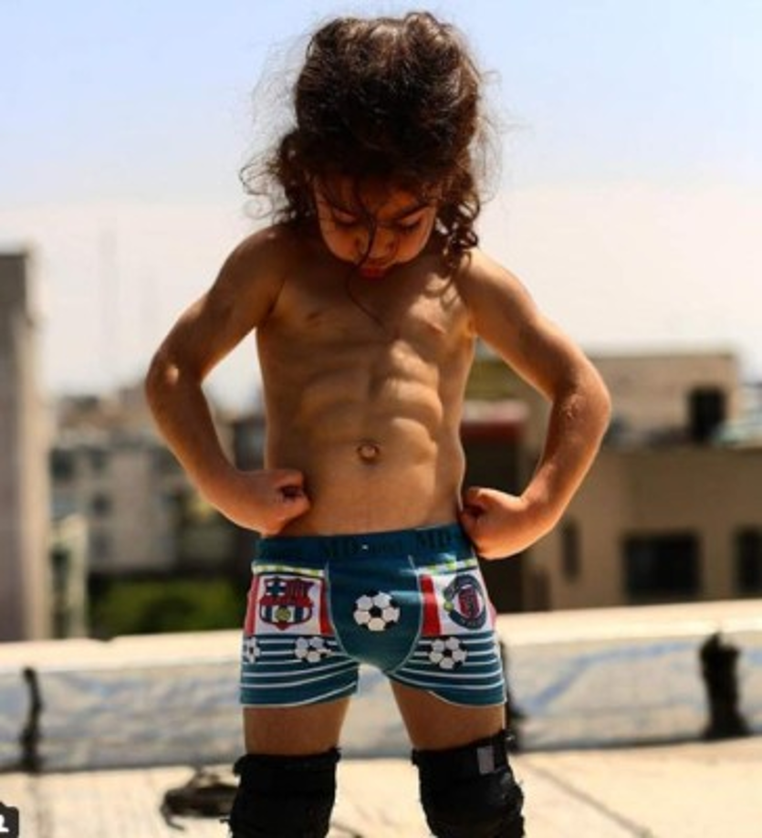 Aunque muchos usuarios han quedado sorprendidos y alaban los esfuerzos de Arat, otros se muestran descontentos porque consideran que el menor no debe ser sometido por su padre a este tipo de ejercicios, lo cuales creen lastiman a su hijo.