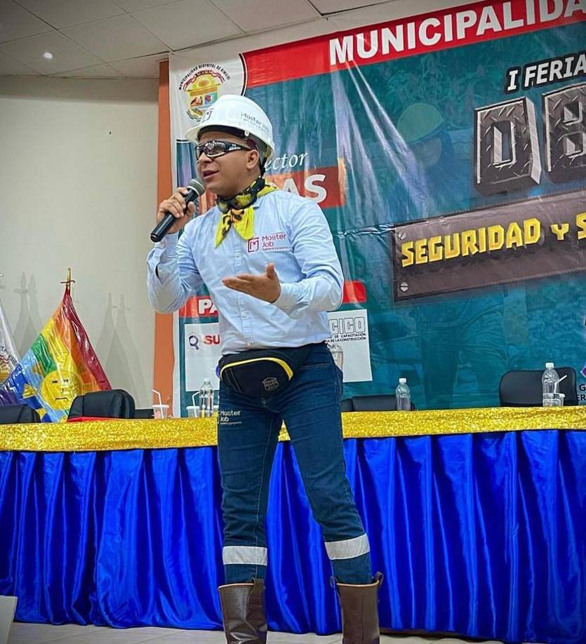 Antes de convertirse en un fenómeno viral, el joven era ingeniero forestal, especializado en salud, seguridad y medio ambiente.
