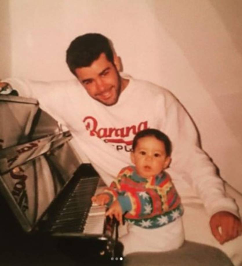 Bibi Gaytán también disfruta de compartir intimas imágenes que muestran la conexión de Eduardo con sus hijos, como en esta imagen en la que aparece junto a su primogénito.