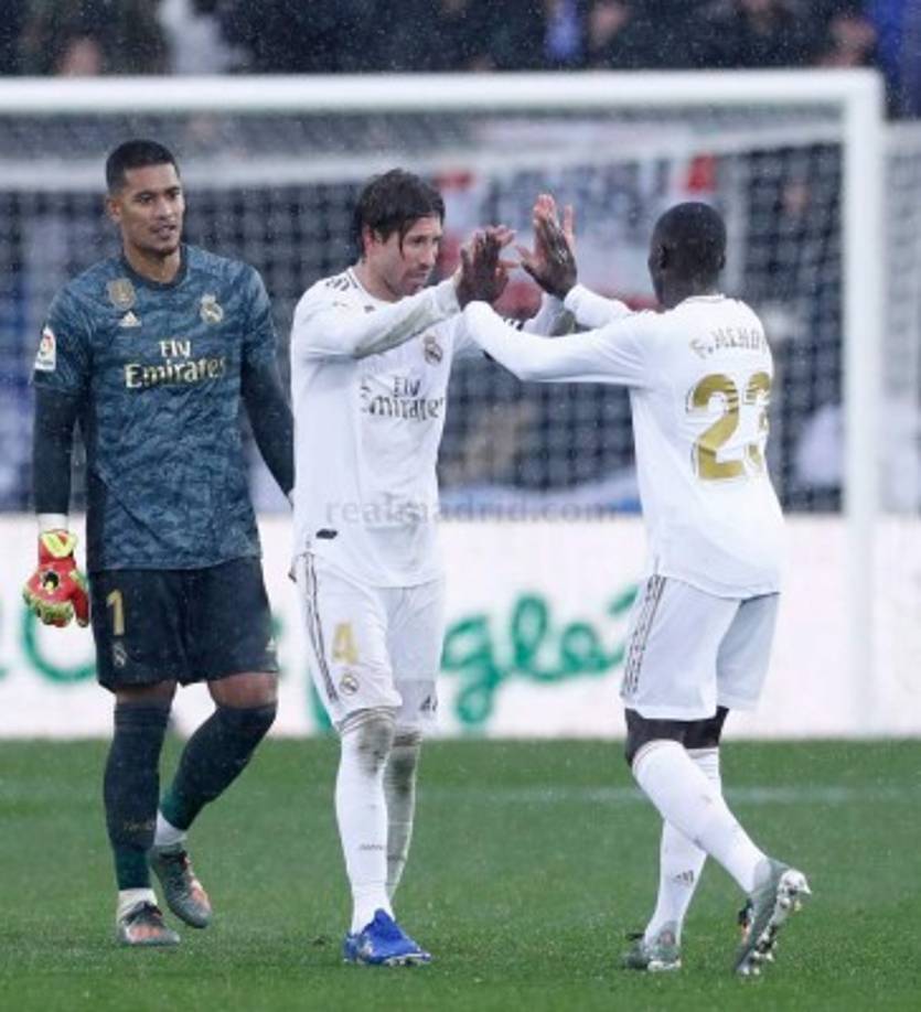 Sergio Ramos celebrando la victoria con Mendy al final del partido.