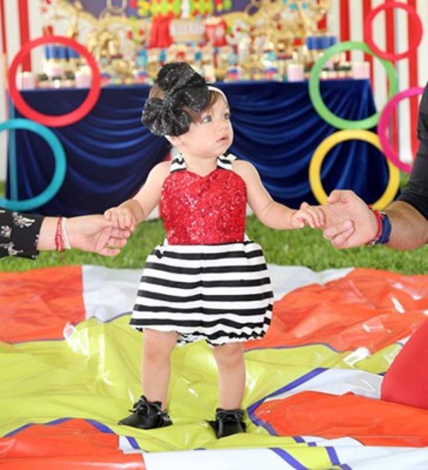 La pequeña Alaïa lució muy hermosa. Ella estuvo acompañada por sus padres.