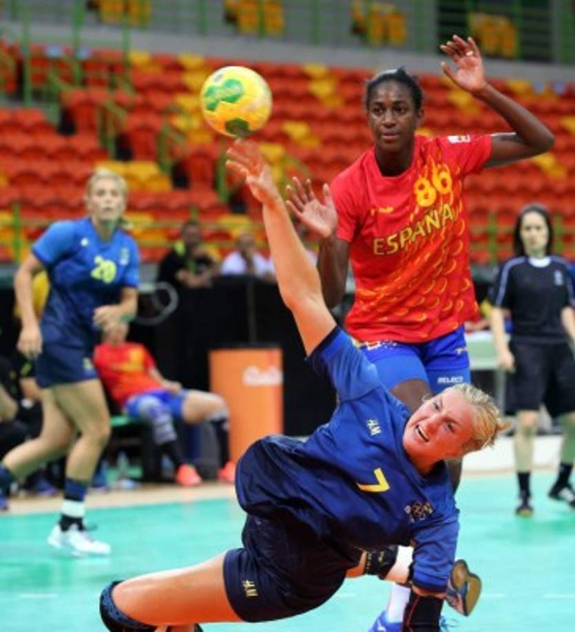 Repsol Honda's Spanish rider Marc Marquez (L) Ducati team Italian rider Andrea Iannone and Yamaha Team's Italian rider Valentino Rossi compete during the MotoGP race of the Motul Comunidad Valenciana Grand Prix at the Ricardo Tormo racetrack in Cheste, on November 13, 2016. / AFP PHOTO / Jose Jordan