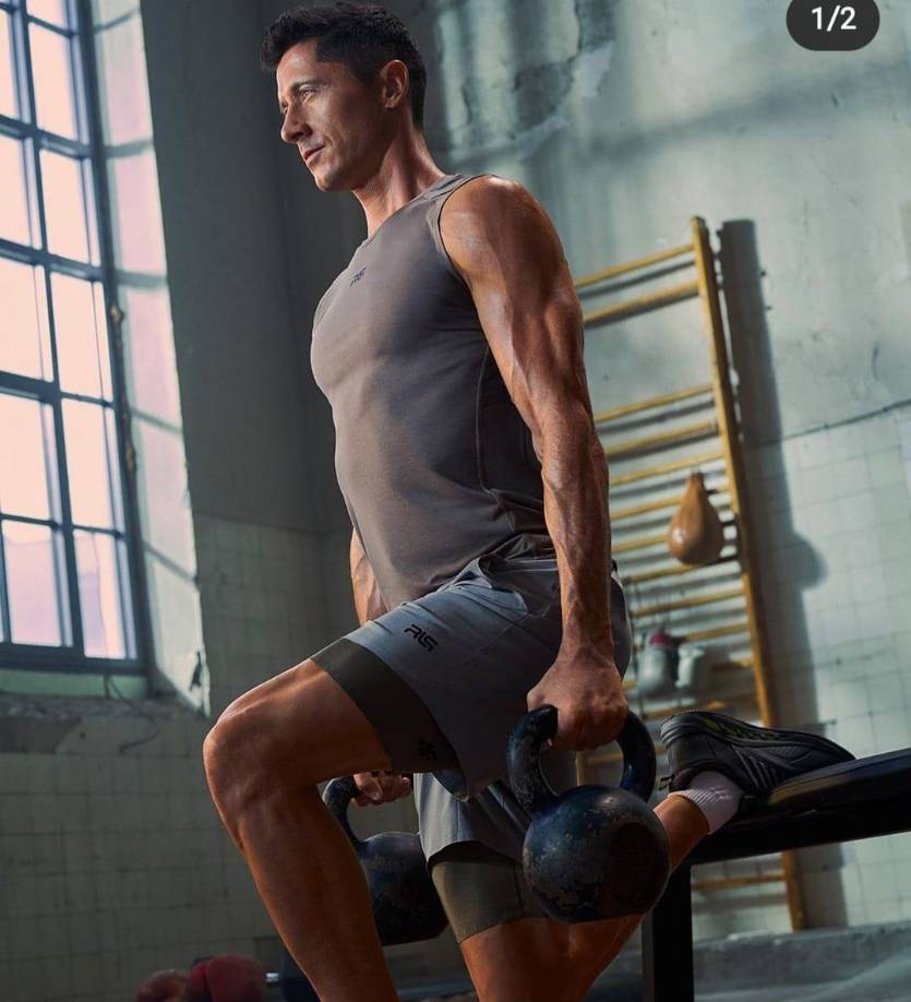 Robert Lewandowski ha mejorado notablemente su condición física gracias a su bella esposa.