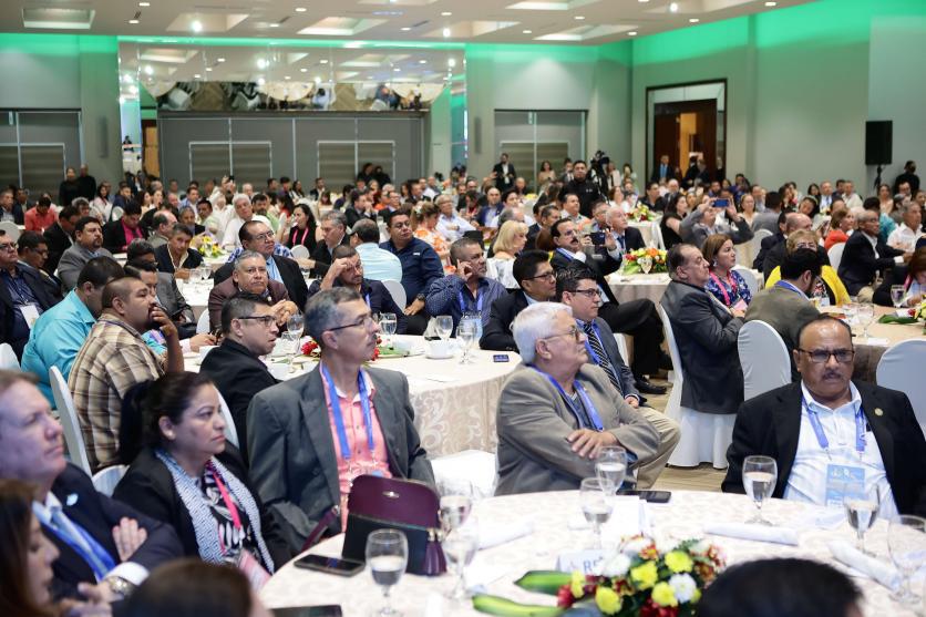 El salón lució abarrotado por más de 400 asistentes de distintas nacionalidades.