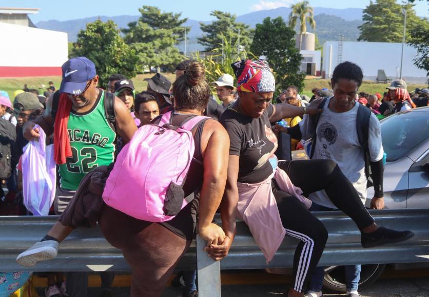 Este grupo, que partió en Nochebuena con casi 10.000 personas como la más numerosa del año, salió del municipio de Huixtla este martes hasta llegar a la aduana del sur del estado de Chiapas, donde se hincaron para rezar.