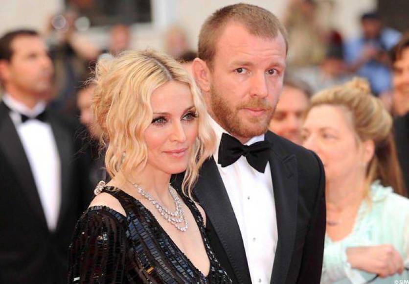 Madonna y su expareja Guy Ritchie no siguieron las reglas de adopción correctamente con David Banda. Las reglas establecen que los extranjeros deben convertirse en residentes del país durante 18 meses antes de adoptar a un niño y por eso la noticia ganó más notoriedad.