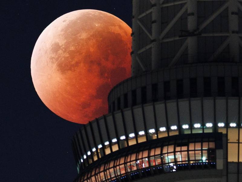 El cielo ofreció un espectáculo único la noche del domingo: un eclipse total con una “luna de sangre” que tiñó de rojo el satélite durante 83 minutos.
