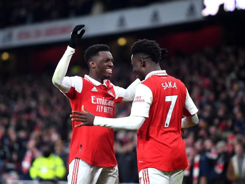 El Arsenal mantiene la renta de cinco puntos sobre el <b>Manchester City</b> que ganó al Wolverhampton