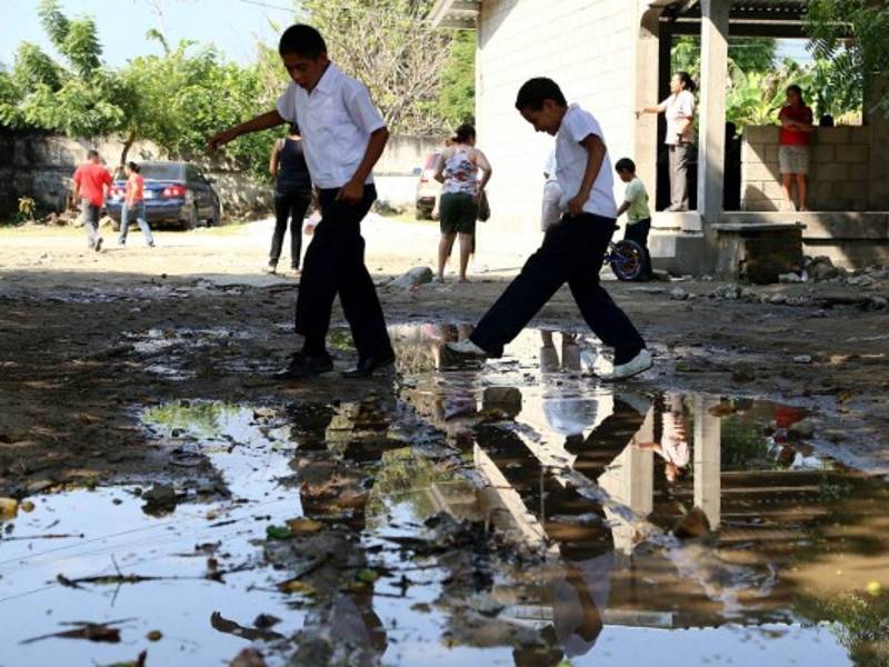 En la escuela Dionisio de Herrera la acumulación de agua lluvia es unpeligro para los escolares. Fotos: Franklin Muñoz y Jordan Perdomo.