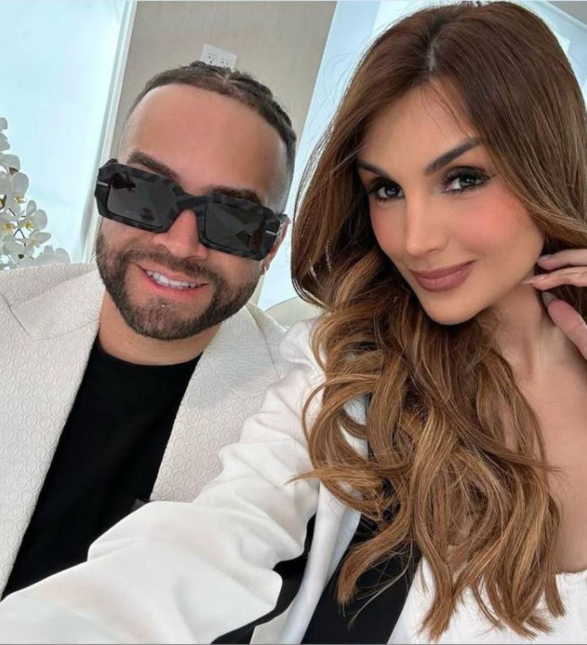  El intérprete de ‘Báilame’ sorprendió a todos al revelar que había decidido dar el siguiente paso con su pareja, ya que habían mantenido sus planes en secreto y solo sus amigos más cercanos habían recibido la invitación.