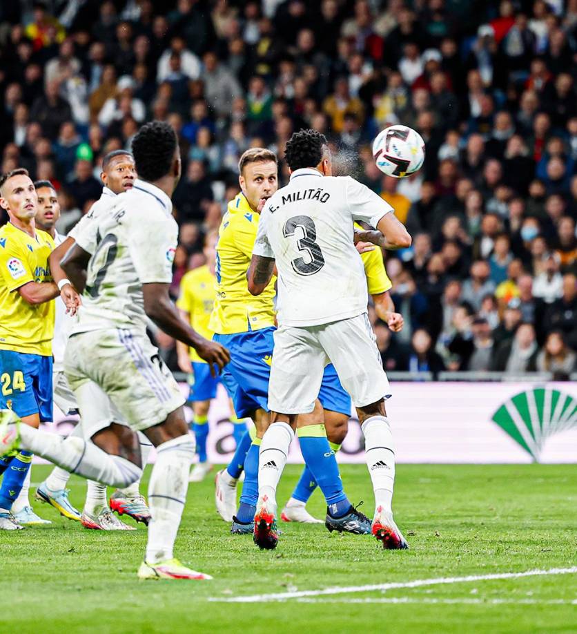 Éder MIlitao marcó el primer gol del Real Madrid con este cabezazo tras un centro de Toni Kroos.