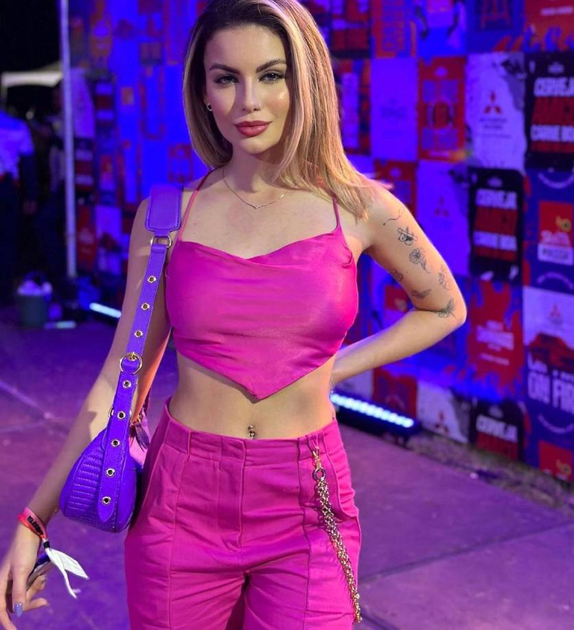 Ribeiro es una influencer brasileña que cuenta con más de 26 mil seguidores en Instagram. Según su descripción, se desempeña como productora de contenido audiovisual.