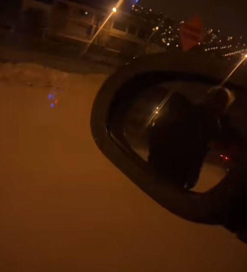 Al no logar intentar subir, el hombre rodea de manera misteriosa el taxi, lo que provocó escalofríos para muchos.