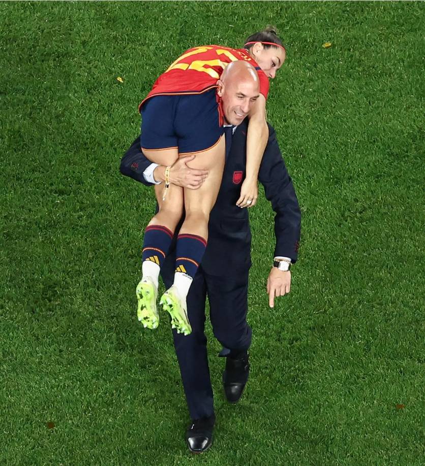 Tras el escándalo del beso, salieron a la luz otras imágenes de Luis Rubiales, cargando a jugadoras de la selección femenina de España.