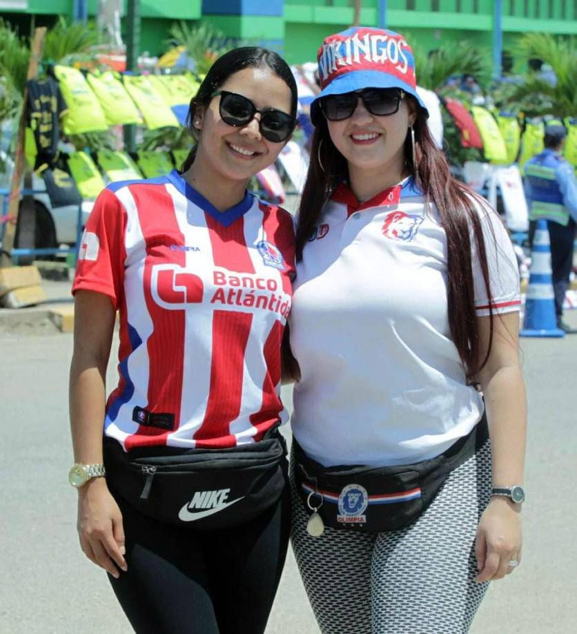 Lindas seguidoras del Olimpia también se han hecho presentes en el estadio olanchano.