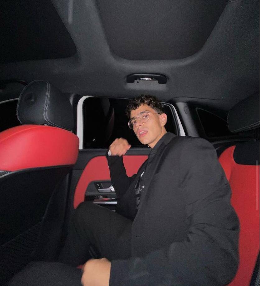 A pesar de las recomendaciones de Trevi, Ángel decidió dedicarse abrirse paso como cantante.