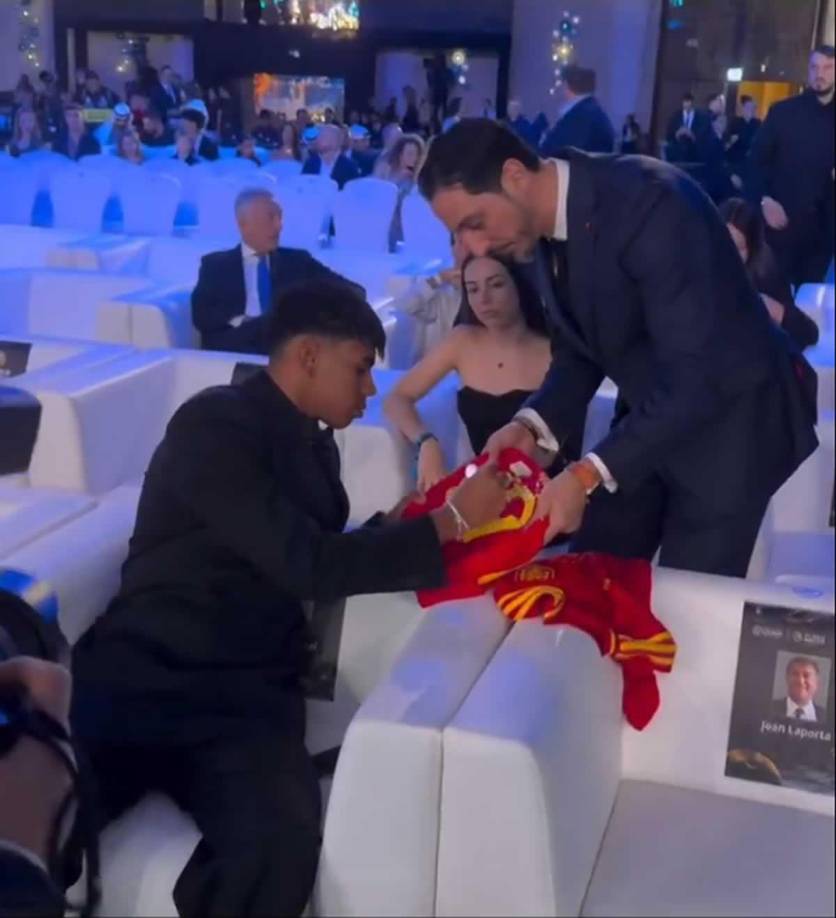 Lamine Yamal sorprendió a todos al aparecer en la gala de los Globe Soccer Awards junto a Alex Padilla, quien meses atrás se hizo famosa al conocerse que era la novia del joven futbolista, pero una supuesta infidelidad los habría separado. Ahora se dejaron ver juntos y parece que hubo reconciliación.