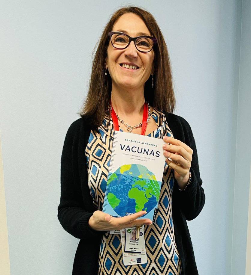 La compatriota María Elena Botazzi es una Microbióloga y Química, quién fue una pieza fundamental en hacer conocer al público la etapa de desarrollo en que se encontraba la potencial vacuna contra el coronavirus; pues se desempeñaba como co-directora del Centro para Desarrollo de Vacunas del Hospital Infantil en Texas, Estados Unidos.