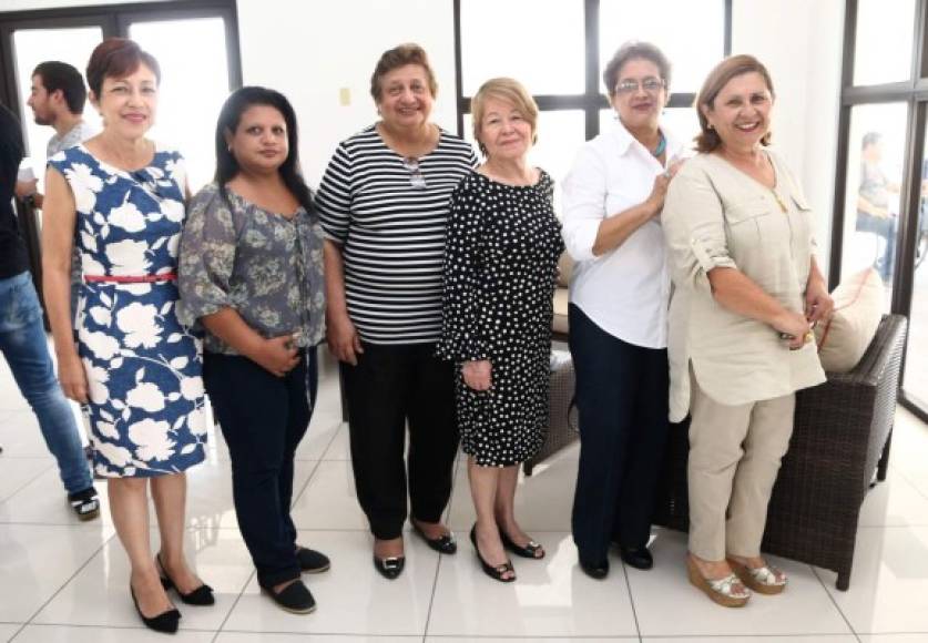 Irela Pérez, Geraldina y Rosita Escoto, Digna Rodríguez, Carmen Rivera y Gloria Galeano.