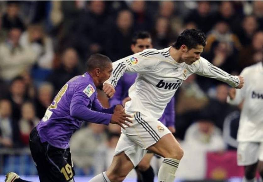 Real Madrid-Málaga (2010) - Cristiano Ronaldo, cansado de recibir faltas, decidió tomarse la justicia por su mano en el encuentro ante el Málaga en 2010 y acabó expulsado por roja directa tras un cruce de cables en el que le dio un golpe en la cara a Patrick Mtiliga que le dejó sangrando por la nariz.