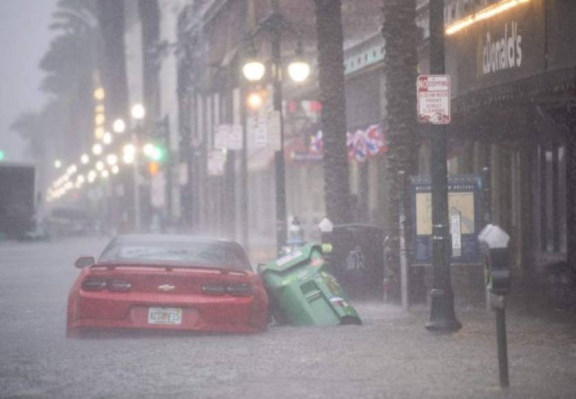 'Estén preparados para el impacto', alertó LaToya Cantrell, alcaldesa de Nueva Orleans, recordando a los residentes que la ciudad ya había recibido más de 20,32 centímetros de agua en tres horas de lluvia ayer, con inundaciones parciales.