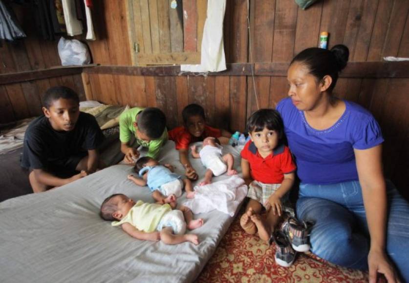 La madre de los trillizos Carmen Mendoza (29) solicita ayuda para sobrevivir ante su situación.