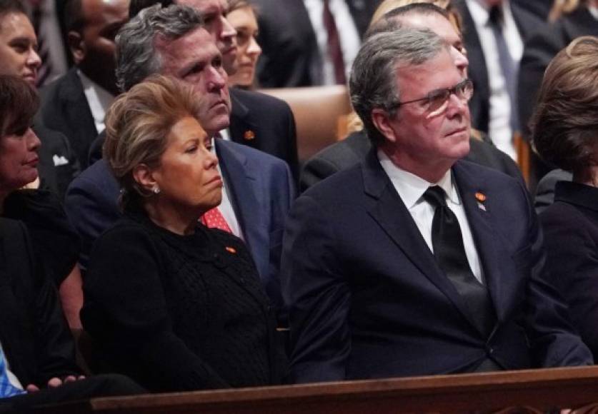Jeb Bush, el segundo hijo del ex mandatario estadounidense y ex gobernador de Florida, también se mostró muy conmovido durante el funeral. Jeb, que perdió al nominación a la presidencia por el partido Republicano frente a Donald Trump, asistió al funeral acompañado de su esposa, Columba.