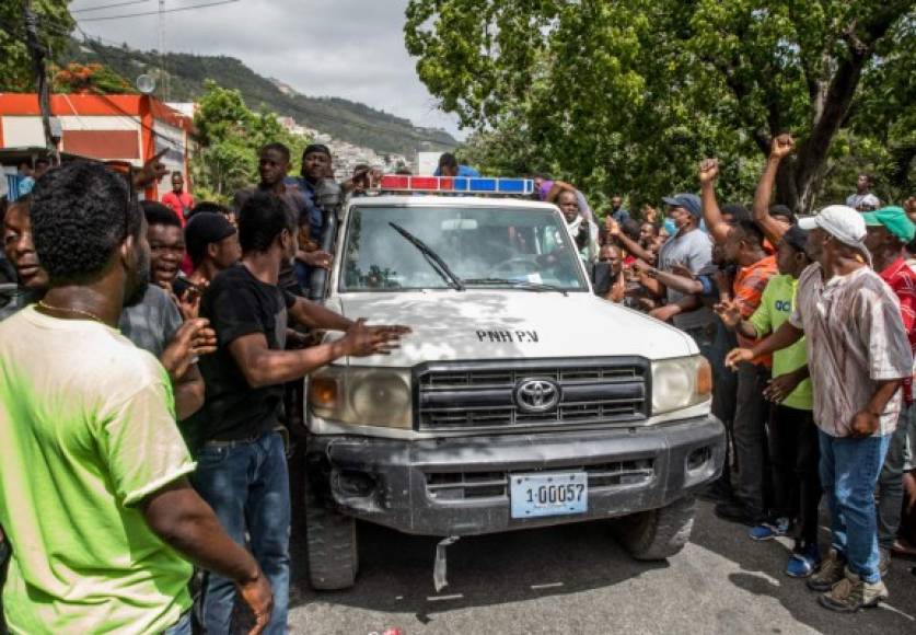 PeopLa búsqueda de los asesinos del presidente, que murió por el ataque de un comando armado a su domicilio el miércoles en la madrugada, se acelera en Puerto Príncipe, capital de un país al borde del caos.