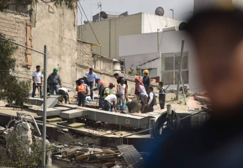 El número de edificios dañados o parcialmente destruidos en la capital de México, Puebla y Morelos aumenta por momentos, además de cortes en el servicio eléctrico y de telefonía.