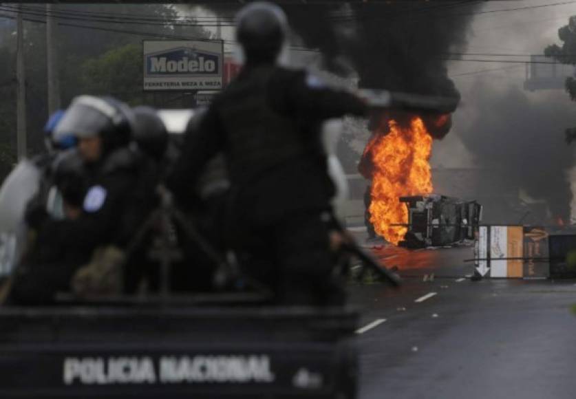 Decenas de policías antimotines y grupos afines al gobierno de Daniel Ortega se desplegaron en la zona, para controlar el incidente.