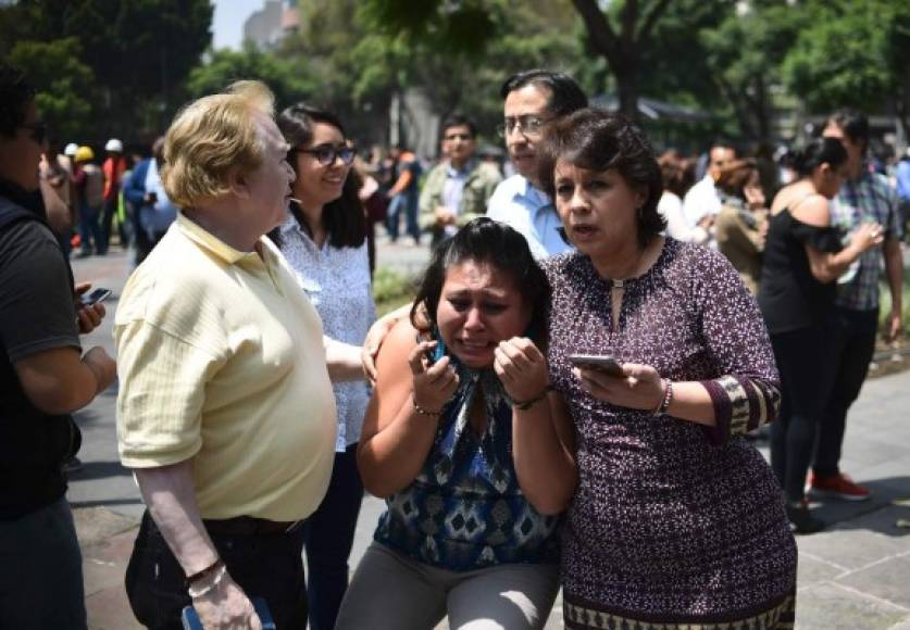 Un sismo de magnitud 7,1 en la escala abierta de Richter sacudió hoy fuertemente la capital mexicana.
