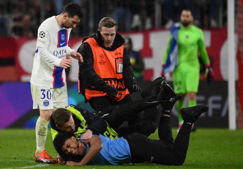 Messi se asustó cuando la seguridad del estadio detuvo al aficionado invasor. El argentino casi se lleva un golpe.