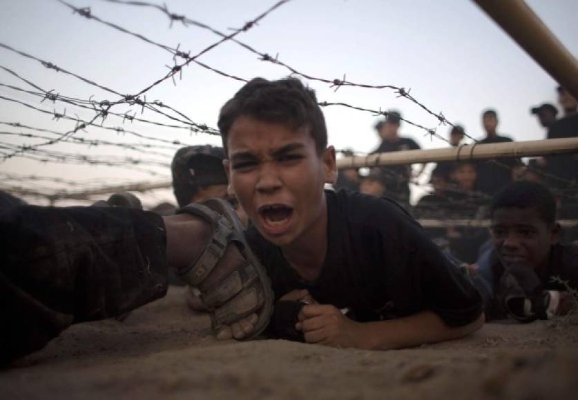 Palestina. Un niño participa en los campamentos que organiza Hamás en el sur de la franja de Gaza.