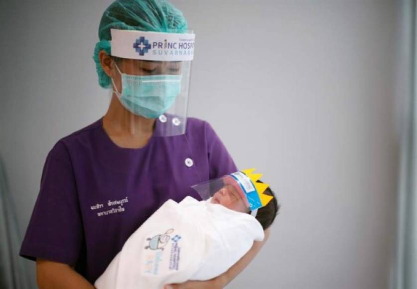 Las imágenes se viralizaron rápidamente en redes sociales donde usuarios aplaudieron la iniciativa para proteger a los recién nacidos del letal virus.