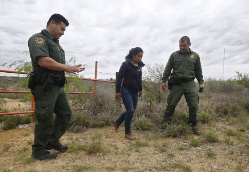 En comparación con ese primer mes completo del mandatario en la Casa Blanca, las autoridades fronterizas arrestaron en febrero de este año a un 42 % más de inmigrantes que trataron de cruzar la linde de manera ilegal.