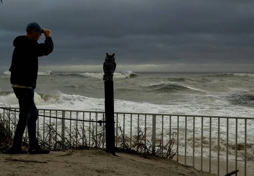 Si bien los vientos han sido la principal preocupación de Nicole, las fuertes lluvias, las inundaciones y las marejadas ciclónicas también podrían representar una amenaza, dijo el gobernador.