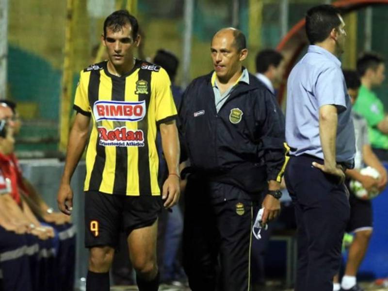 Nicolás Cardozo cuando salía del campo ante Municipal por la lesión.