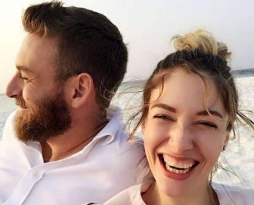 De Rossi está actualmente en pareja con Sarah Felberbaum, una actriz y modelo británica .