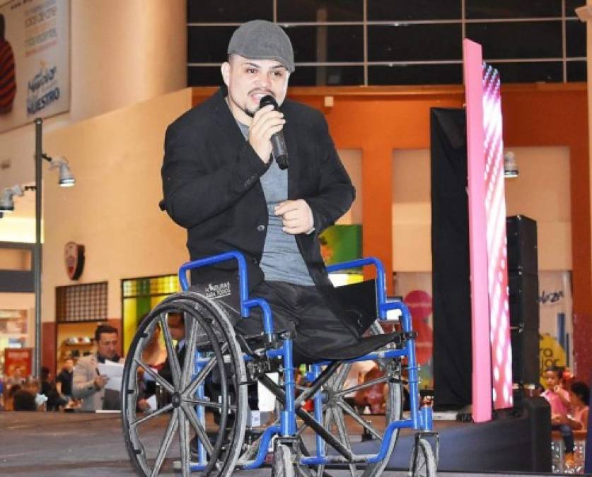 Esta es la historia de superación de Arnold Alvarado, un joven que nació con una malformación en sus piernas y a pesar de esta condición, no pierde las esperanzas de algún día viajar por el mundo para contar su testimonio a través de su música.<br/>