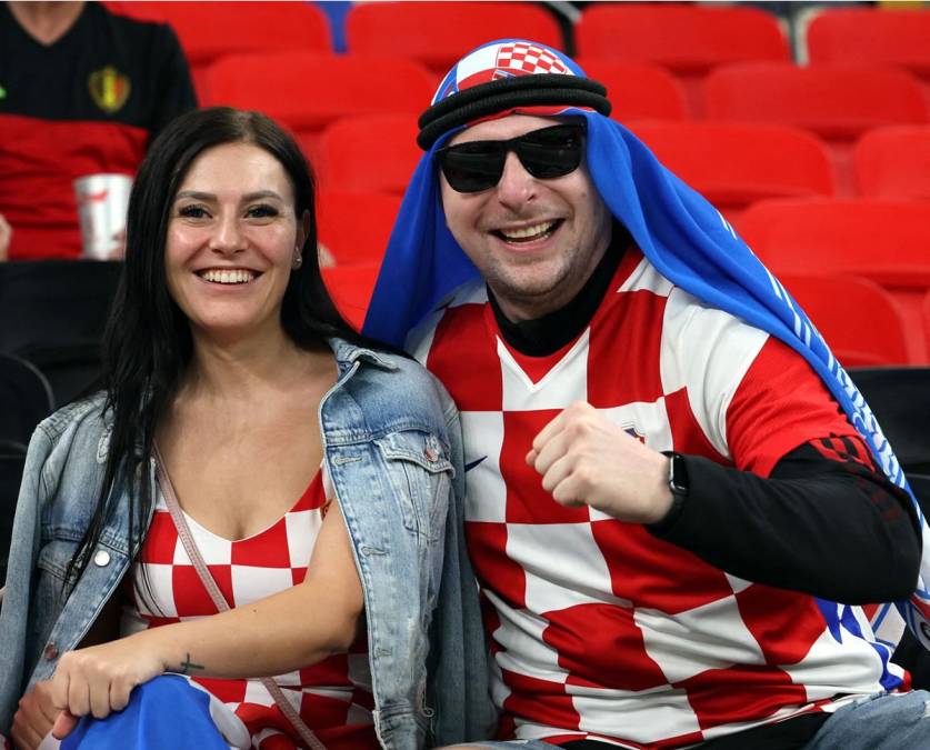 Aficionados croatas celebraron la clasificación de su selección a octavos de final del Mundial de Qatar 2022.
