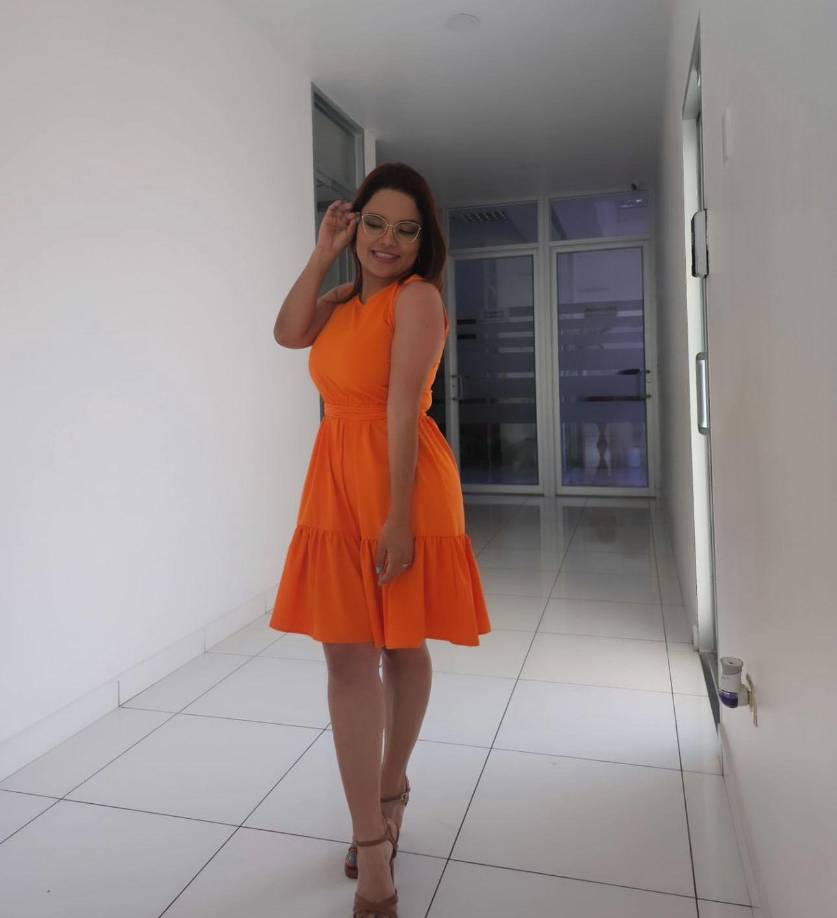 Ariela Cáceres es una de las figuras periodísticas más polémicas y queridas de la televisión hondureña, goza de una alta popularidad en las redes sociales.