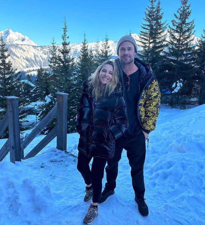 La actriz española Elsa Pataky tiene 46 años mientras que su esposo, el también actor Chris Hemsworth cumplió 39 el pasado 11 de agosto. Ambos forman una de las parejas más estables del medio artístico, se conocieron en el 2010 y se casaron meses después. Ahora son padres de tres hijos. “No somos perfectos”, dice Elsa a la revista Vanity Fair, pero agrega que “con paciencia, comprensión, mucha conversación, llegar a conocer a la otra persona, conocerse a sí mismo y lo que hace mal”, logran mantenerse estables y felices. 