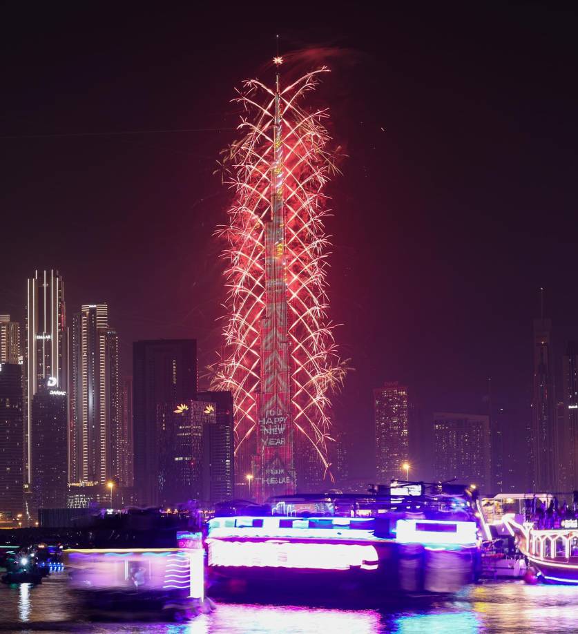 El edificio más alto de Dubái, la torre Burj Khalifa, se iluminó para recibir el 2025.